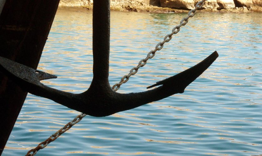 Старинный якорь