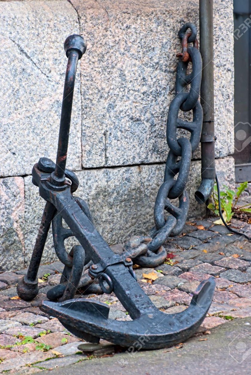 Старинный якорь