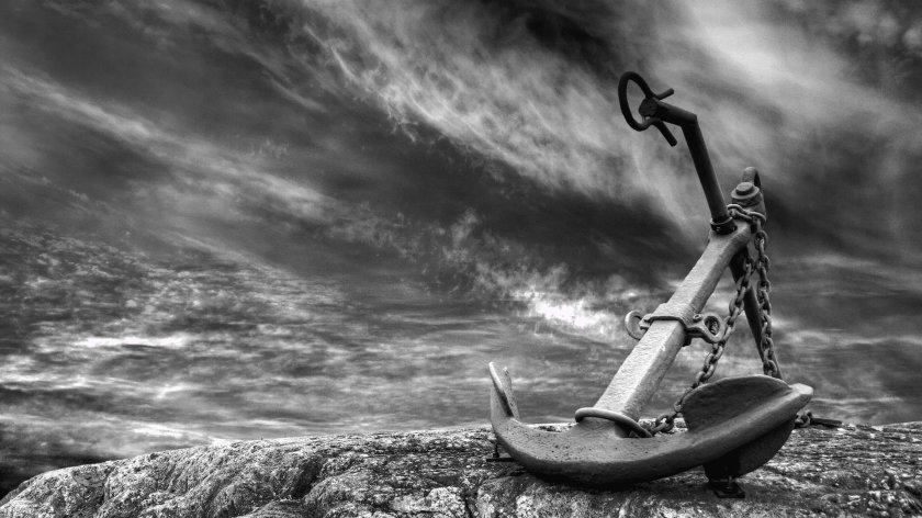 Якорь на фоне моря