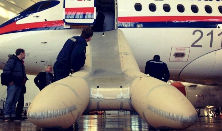 SSJ-100 аварийный трап