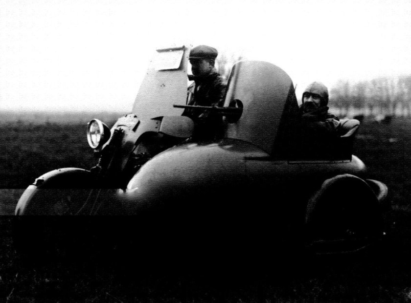 Пулеметчик в коляске мотоцикла