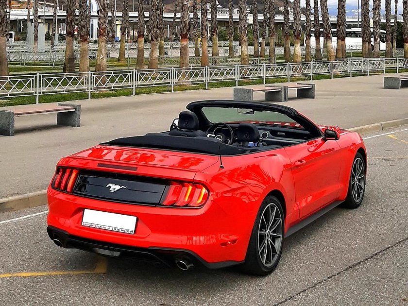 Красный Форд Мустанг 2020