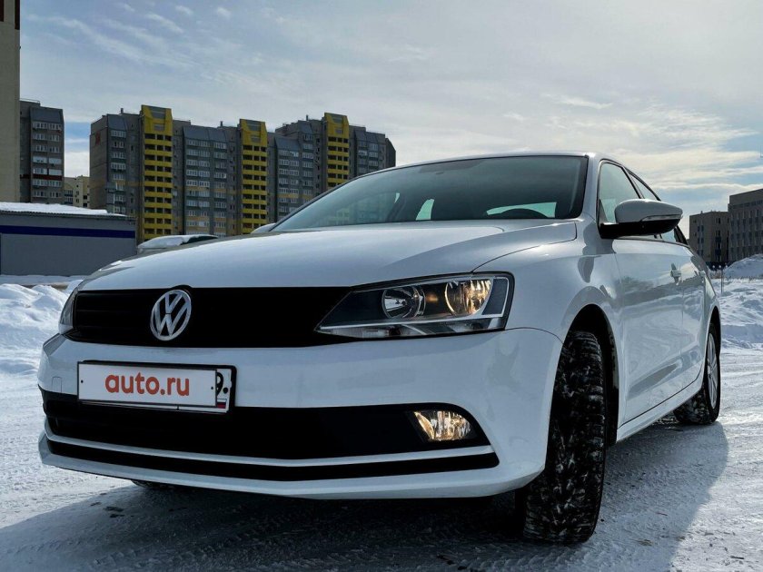 Белый фольксваген джетта