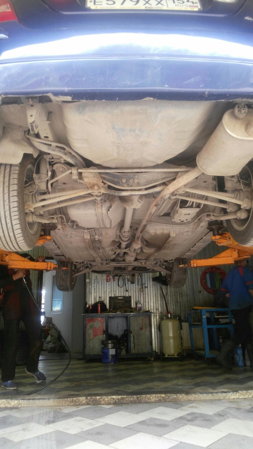 Suzuki Liana снизу