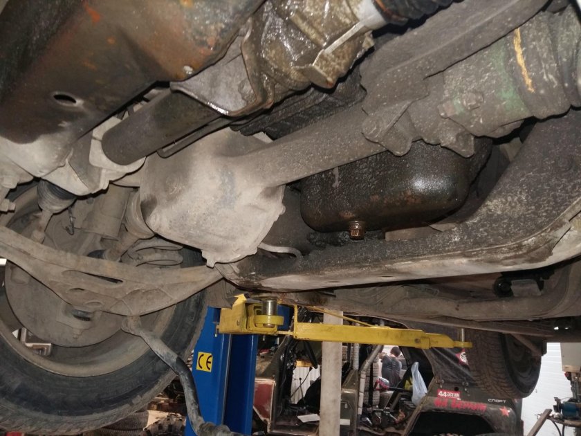 Сузуки Гранд Витара снизу