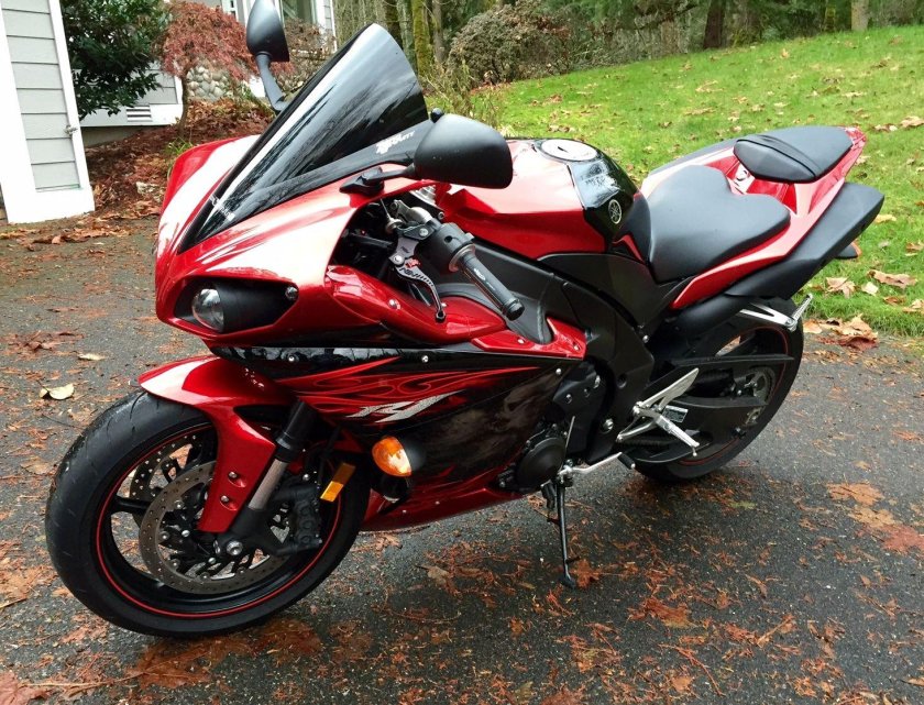 Yamaha YZF-r1 красный