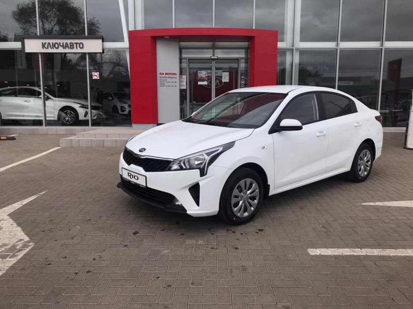 Киа Рио 2022 белая