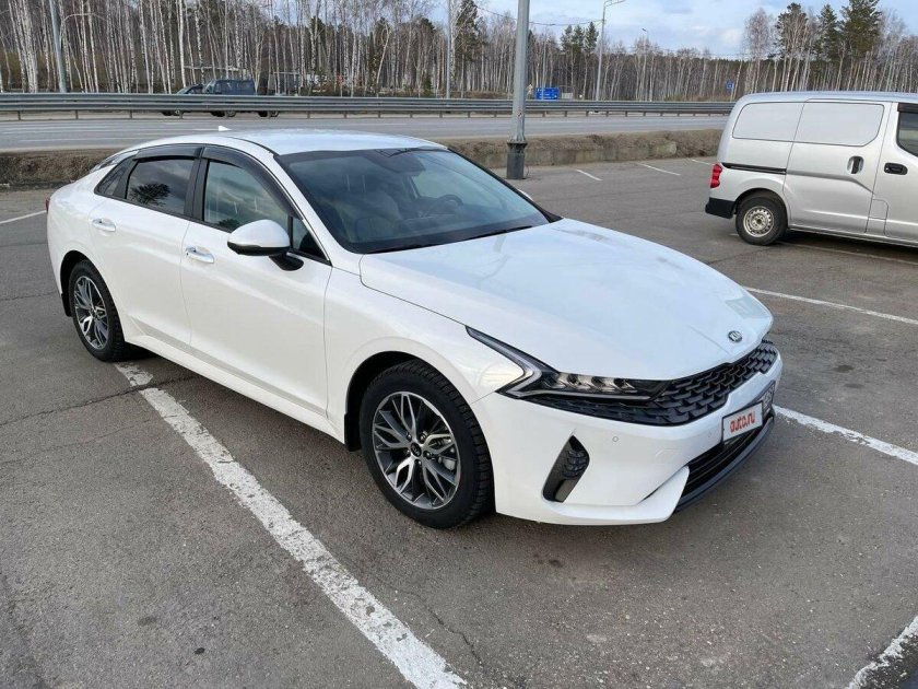 Белая киа к 5