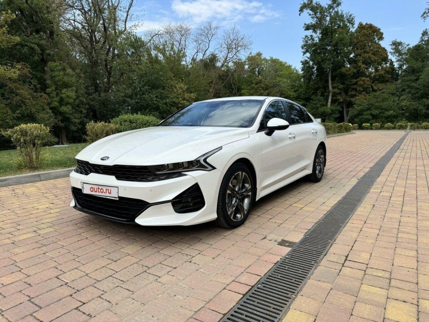 Белая киа к 5