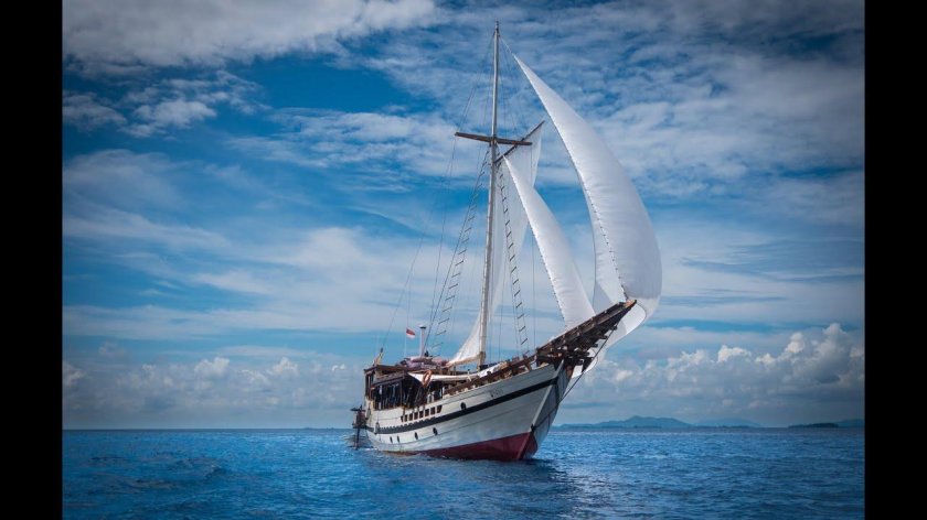 Корабль в море