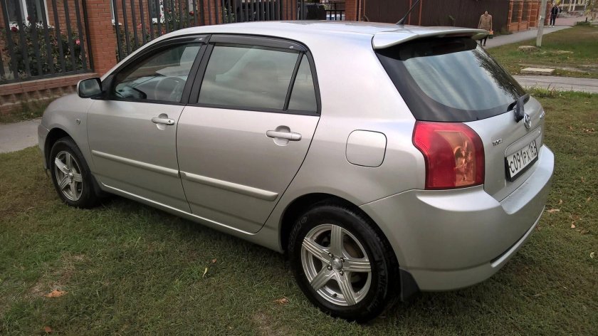 Тойота Королла хэтчбек 2006