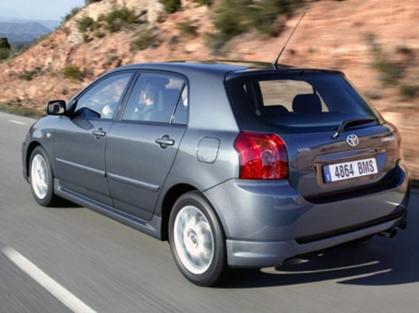 Toyota Corolla 2004 хэтчбек