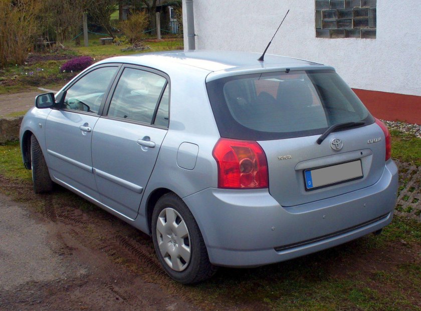 Тойота Королла е120 хэтчбек