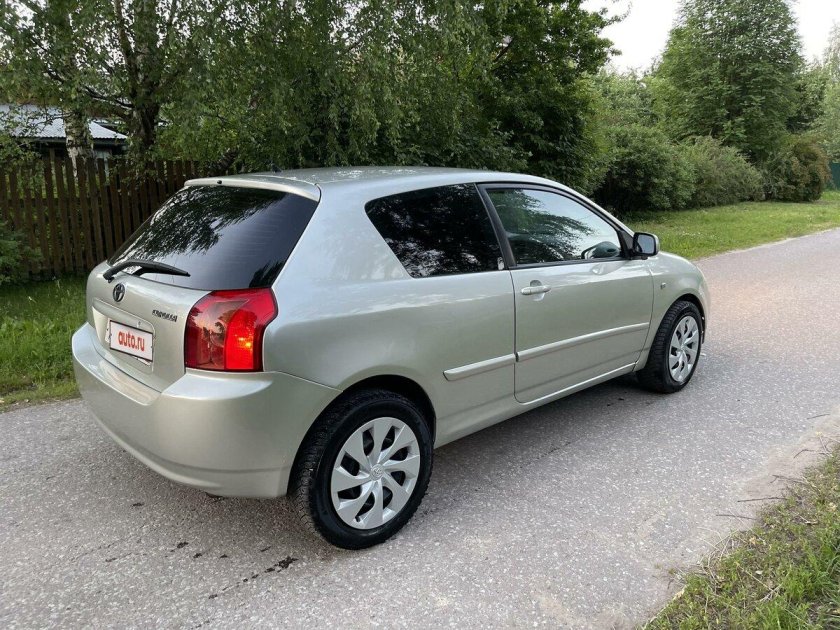 Toyota Corolla 2004 хэтчбек