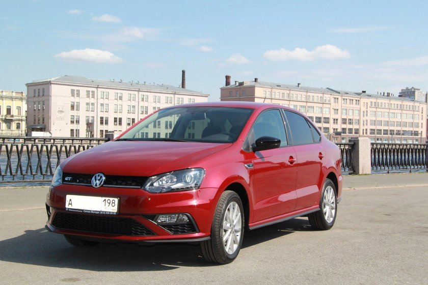 Volkswagen Polo sedan красный