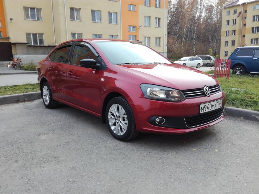 Volkswagen Polo sedan красный
