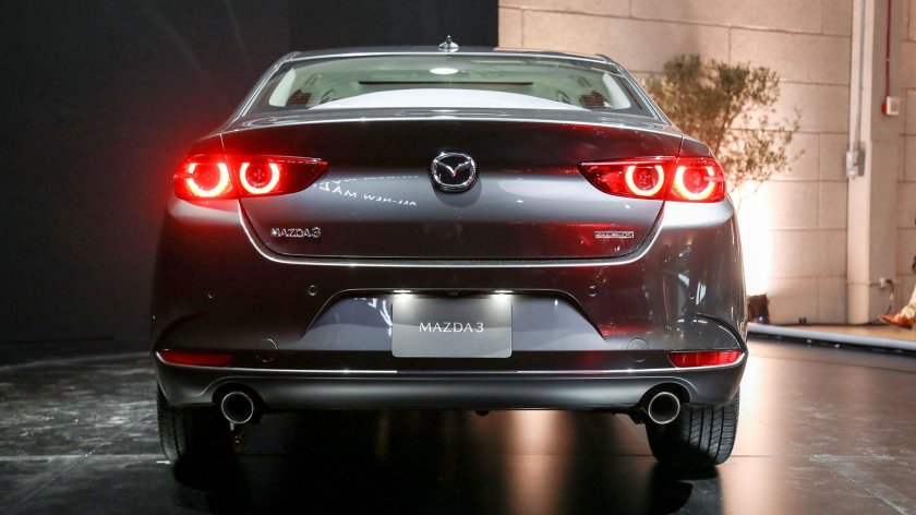 Mazda 3 sedan сзади