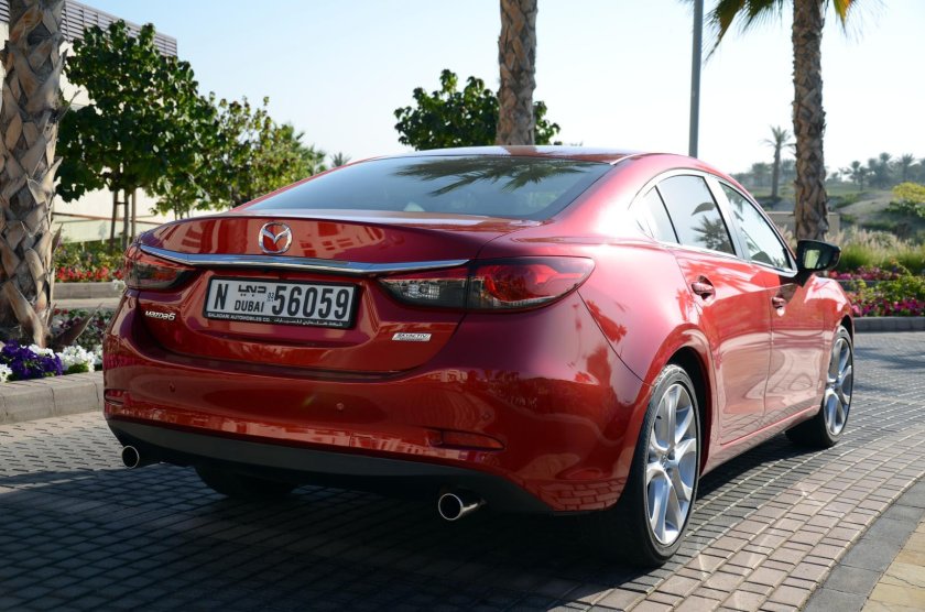 Мазда 6 красная сзади