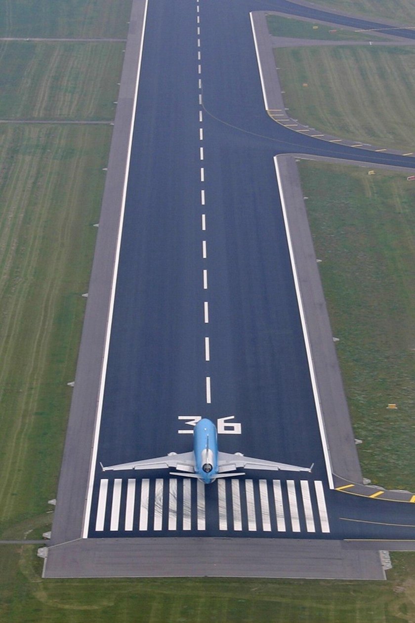 Самолет на взлетной полосе