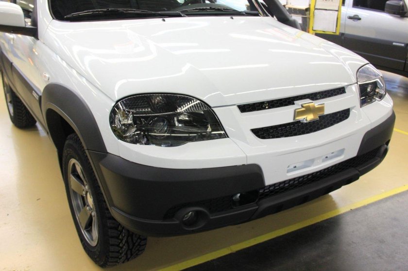 Чёрные фары Нива Шевроле