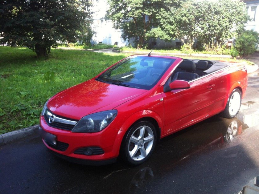 Кабриолет Опель Астра красный