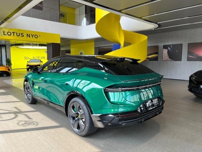Зеленый Lotus eletre 2024