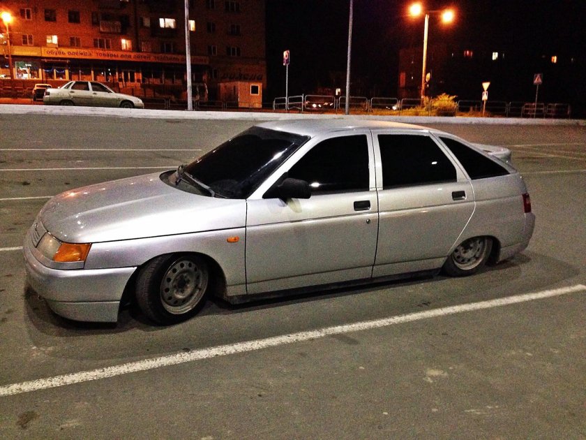 ВАЗ 2112 серебристая заниженная