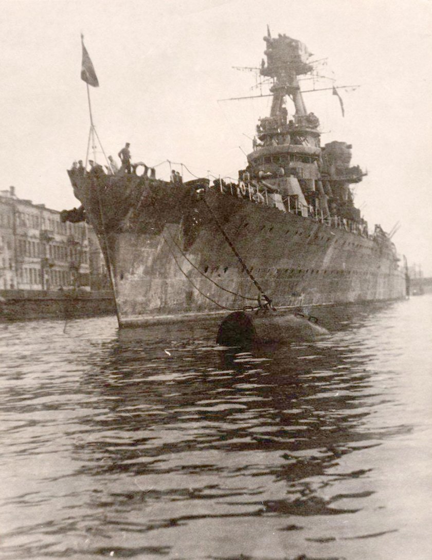 Крейсер Киров на Неве