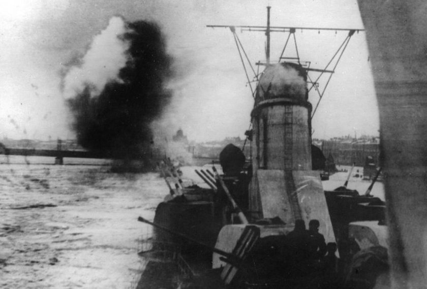 Крейсер Киров ведёт огонь