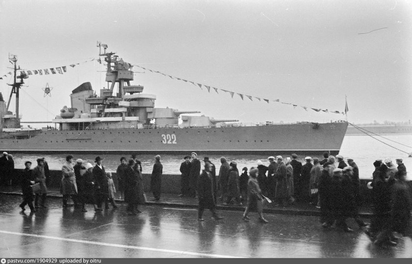 Крейсер Киров на Неве