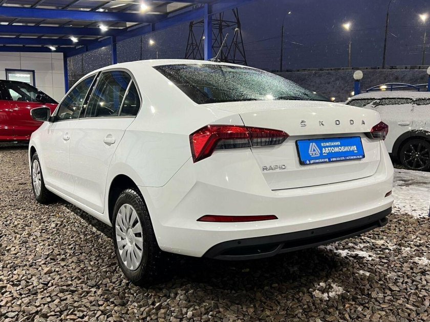 Белая шкода рапид