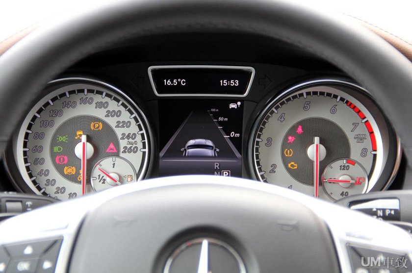 Спидометр 100 км ч на мерседесе