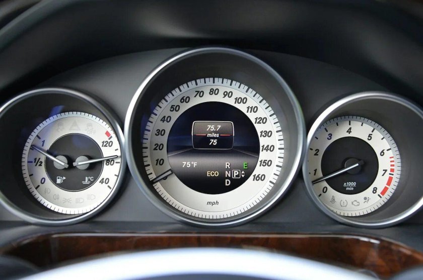 Спидометр Мерседес 250км