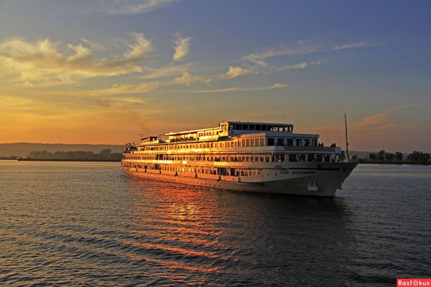 Волга река теплоход