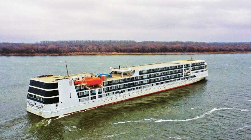 Круизный теплоход Петр Великий