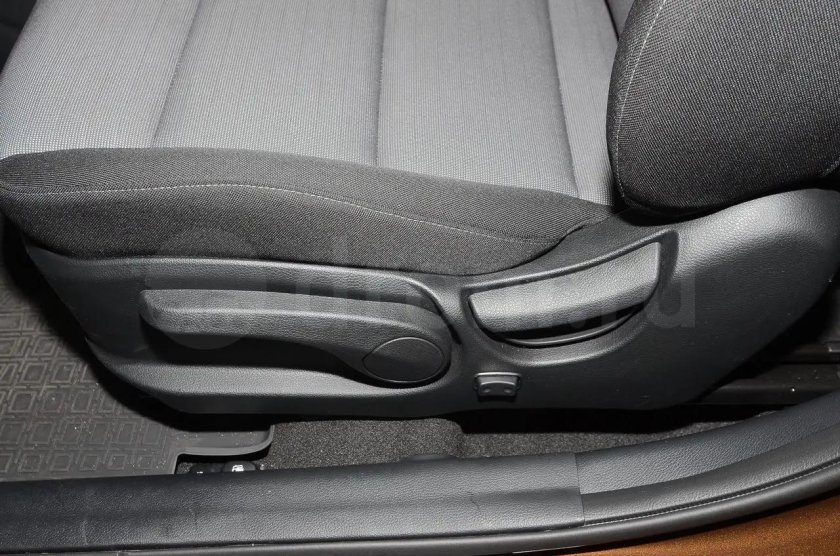 Сиденье водителя с регулировкой по высоте и поясничной поддержкой