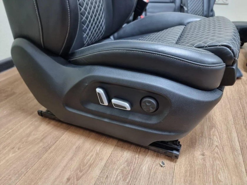 Сиденье водителя с регулировкой по высоте и поясничной поддержкой