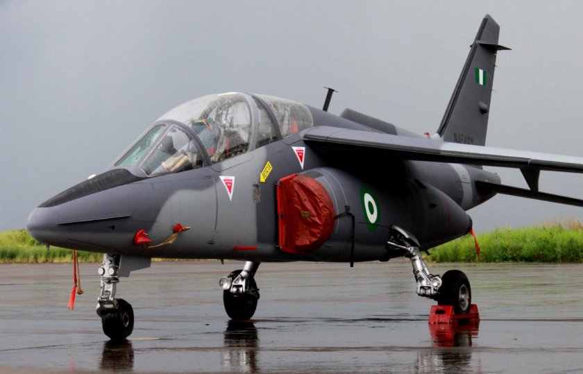 Альфа Джет самолет