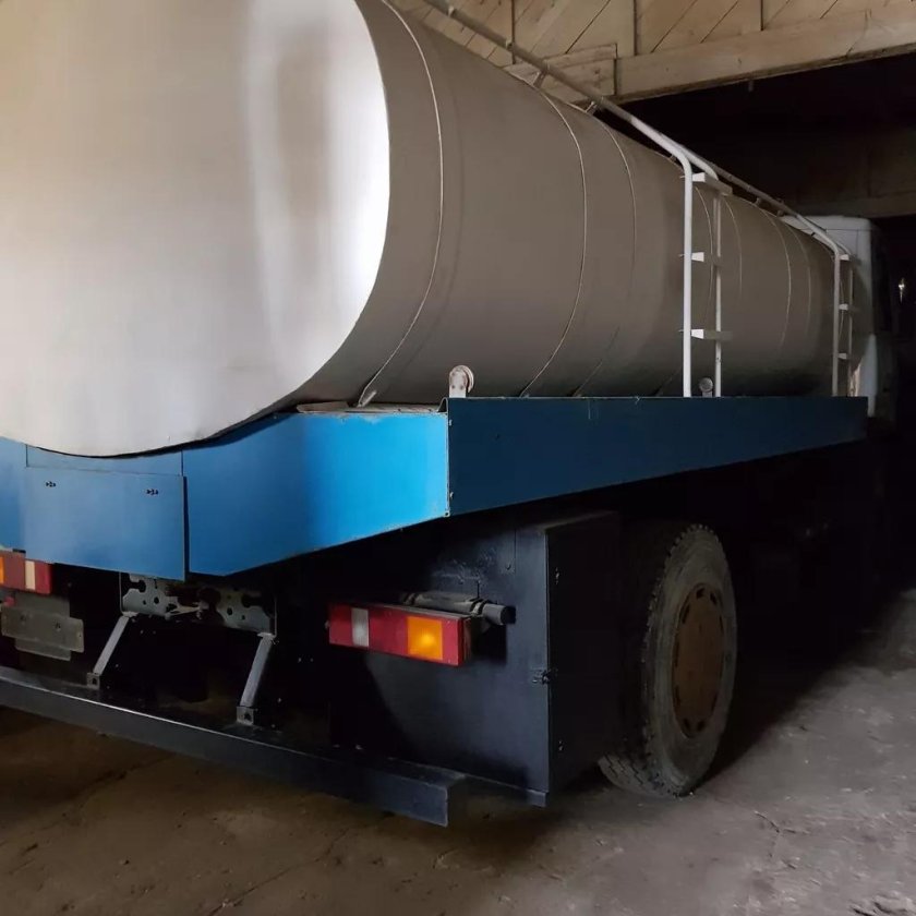 Наливные цистерны (молоковозы) на белом