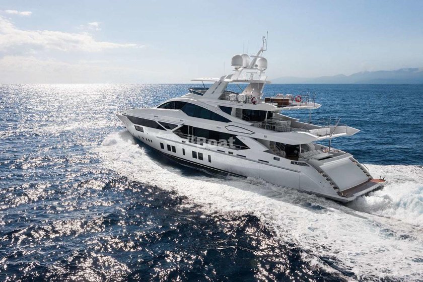 Яхта Бенетти 140