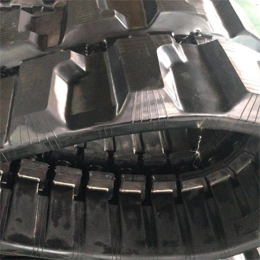 Экскаватор на резиновых гусеницах