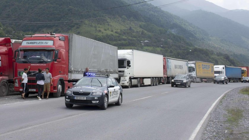 Верхний Ларс Грузовики