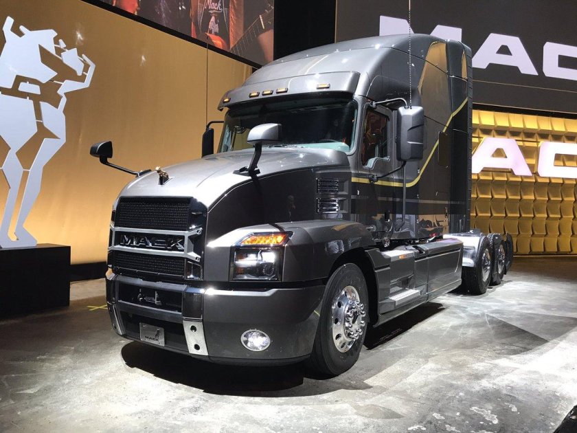 Тягач Mack 2021