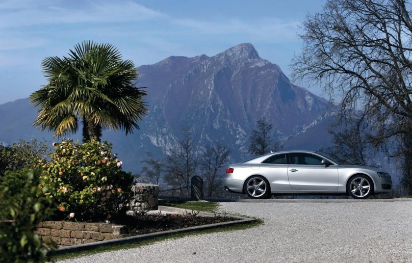 Машина в горах