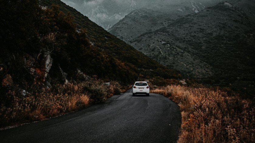 Машина на дороге