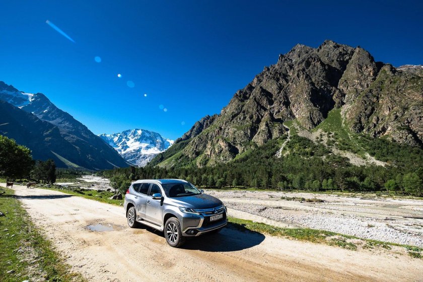 Дорога в горах Кавказа