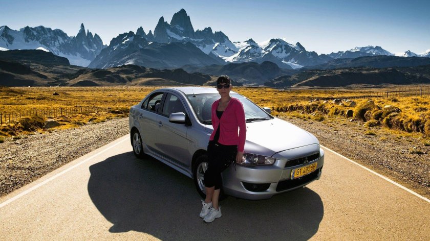 Автомобиль на фоне гор