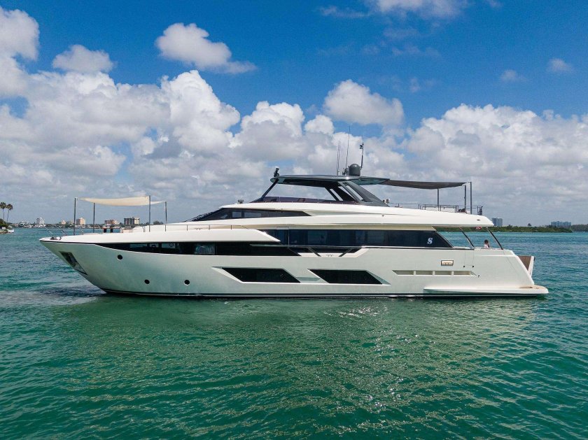 Яхта Феретти 920