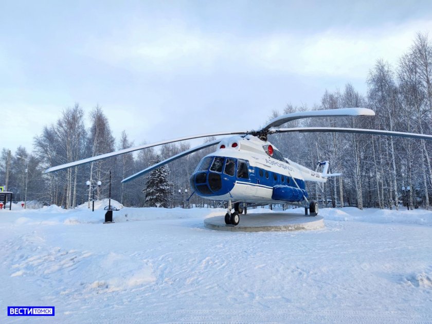 Памятник в Колпашево вертолет
