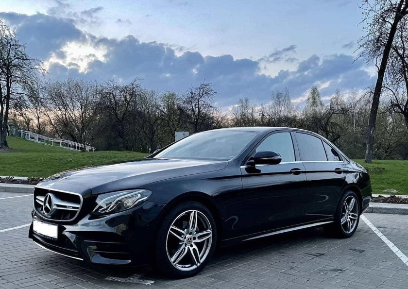 Мерседес е 212 черный